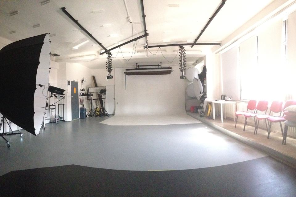 Fotoateliér Chodov v Praze 11: 99 m², okna s denním světlem, softboxy a bílé pozadí
